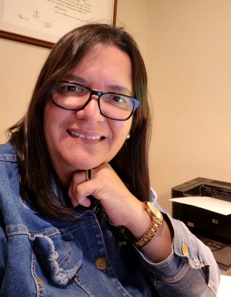 La Dra. Patricia Alba Sanmamed en su estudio, con su título de abogada en la pared