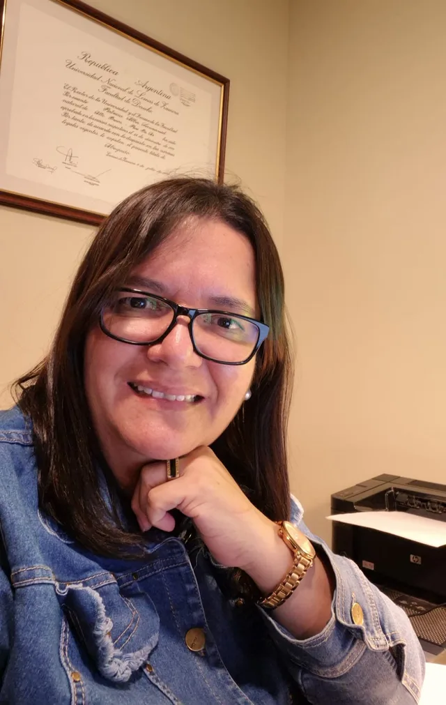 La Dra. Patricia Alba Sanmamed en su estudio de Río Gallegos, con su título en la pared